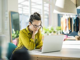 Frau arbeitet im Homeoffice (3)