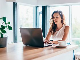 Frau arbeitet im Homeoffice