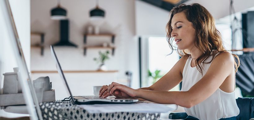 Frau arbeitet im homeoffice