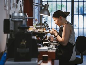 frau arbeitet praezise in schmuck oder feinwerkstatt