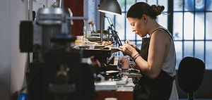 frau arbeitet praezise in schmuck oder feinwerkstatt