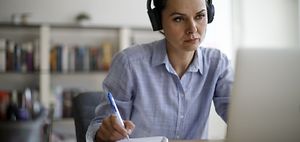 Frau arbeitet von Zuhause
