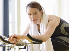 Frau auf Spinning-Rad beim Training