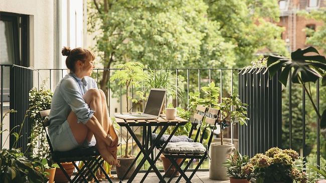 Frau Balkon Wohnung Eigentumswohnung Miete