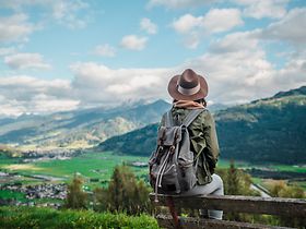 Frau blickt auf Berge