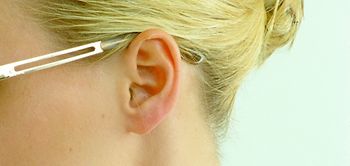 Frau, blond, mit Sonnenbrille, Portraet seitlich