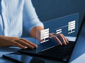 Frau Bluse Laptop Daten Datenweitergabe