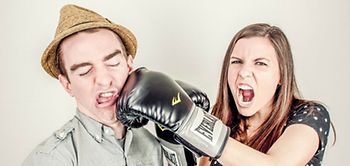 Frau boxt Mann Nachbar Streit