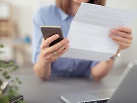 Frau Brief Dokument Wohnung Smartphone