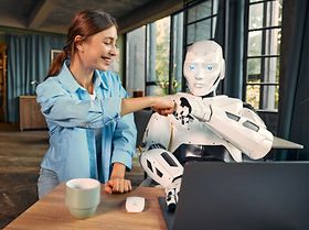 Frau Büro modern Roboter KI Teamwork Arbeit