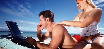 Frau cremt Mann am Strand ein