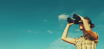 Frau Fernglas Ausblick