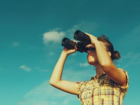 Frau Fernglas Ausblick