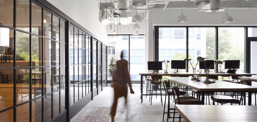 Frau geht durch das Co-Arbeitsbüro