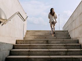 frau geht treppe hinauf_aufstieg