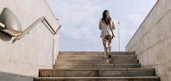 frau geht treppe hinauf_aufstieg