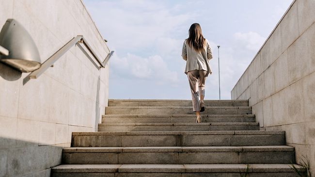 frau geht treppe hinauf_aufstieg