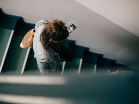 Frau geht Treppe runter