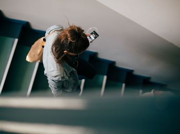 Frau geht Treppe runter