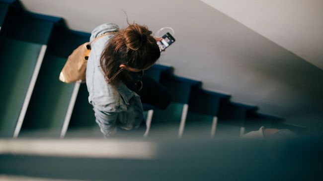 Frau geht Treppe runter