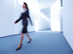 Frau geht über Gang im Büro