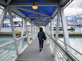 Frau geht zum Schiff