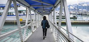 Frau geht zum Schiff