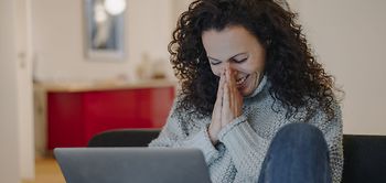 Frau glücklich Zuhause