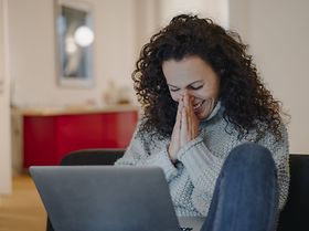 Frau glücklich Zuhause