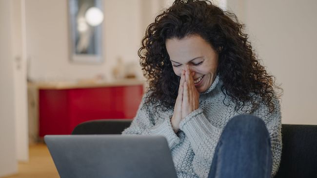 Frau glücklich Zuhause