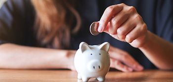 Frau Hand Sparschwein weiß Euro Münze Sparen