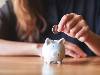 Frau Hand Sparschwein weiß Euro Münze Sparen