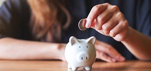 Frau Hand Sparschwein weiß Euro Münze Sparen