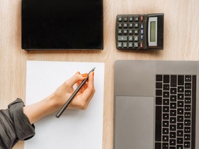 Frau Hand Taschenrechner