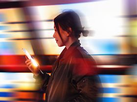 Frau Handy schnelles buntes Licht