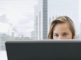 Frau hinter Bildschirm