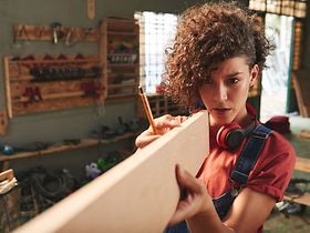 Frau Holz Schreiner Zimmermann Handwerker