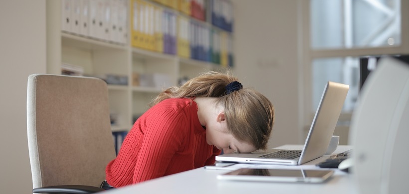 Frau Homeoffice schläft