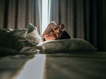 Frau im Bett
