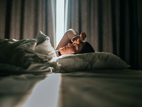 Frau im Bett
