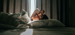 Frau im Bett