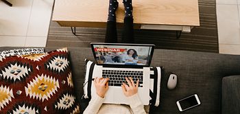 Frau im Homeoffice auf dem Sofa