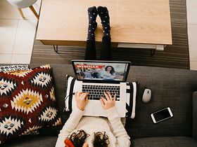 Frau im Homeoffice auf dem Sofa