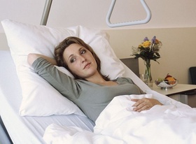 Frau im Krankenbett