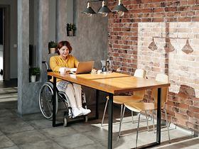 Frau im Rollstuhl