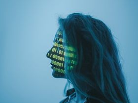 Frau in digitaler Umgebung