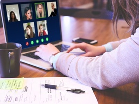 Frau in Videokonferenz