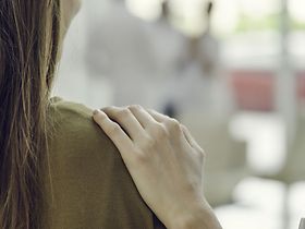 Frau Innenraum Schulter Rücken Hand trösten Trost 