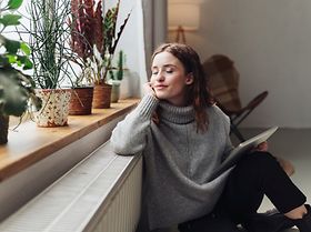 Frau jung Heizung Wohnung Pflanzen Laptop