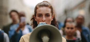 Frau jung Megaphon Protest Bekanntmachung